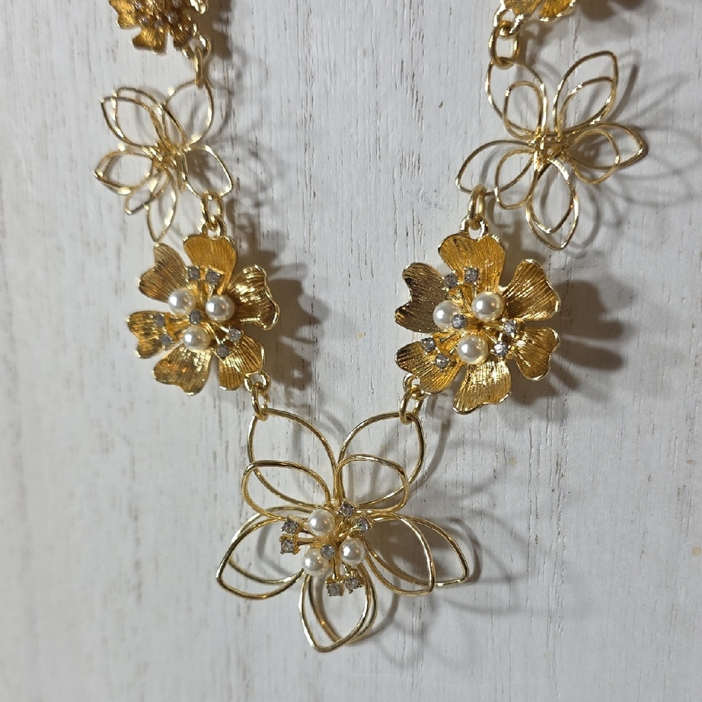 Evie & Emma Adorable Gold Wire Floral Necklace